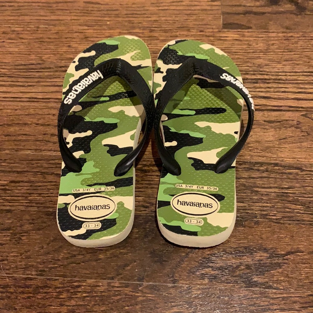 Havaianas camo flip flops